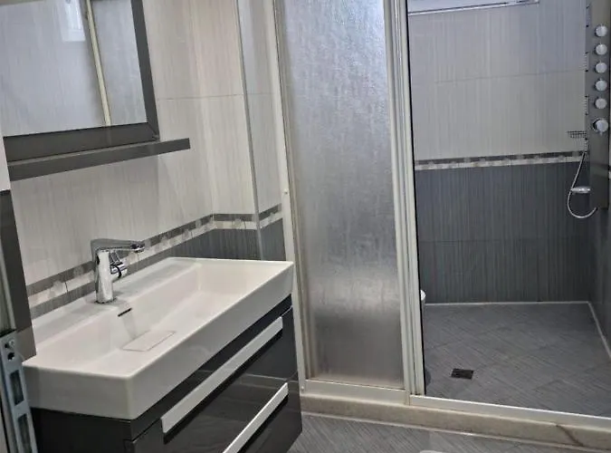 Apartment Victoria 3 *